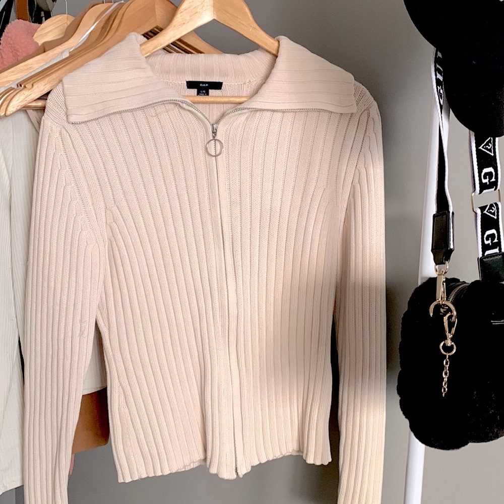 A large beige zip up hoodie. In excellent conditions.